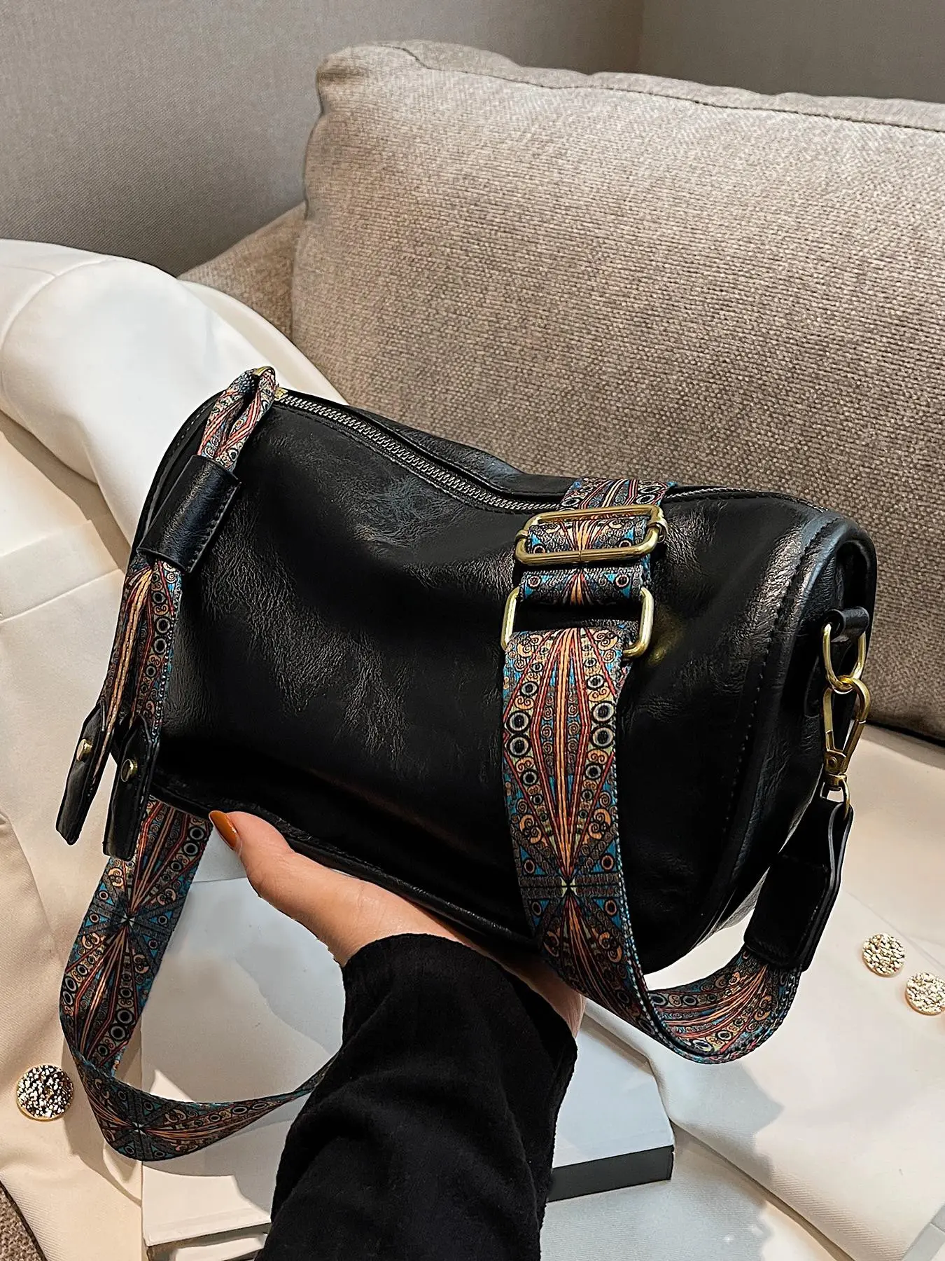 Retro personality style cylindrical bag, Elegant commuter bag, casual minimalist texture crossbody bag, with zipper hanging decoration design, can accommodate mobile phones, lipstick, suitable for commuting and shopping