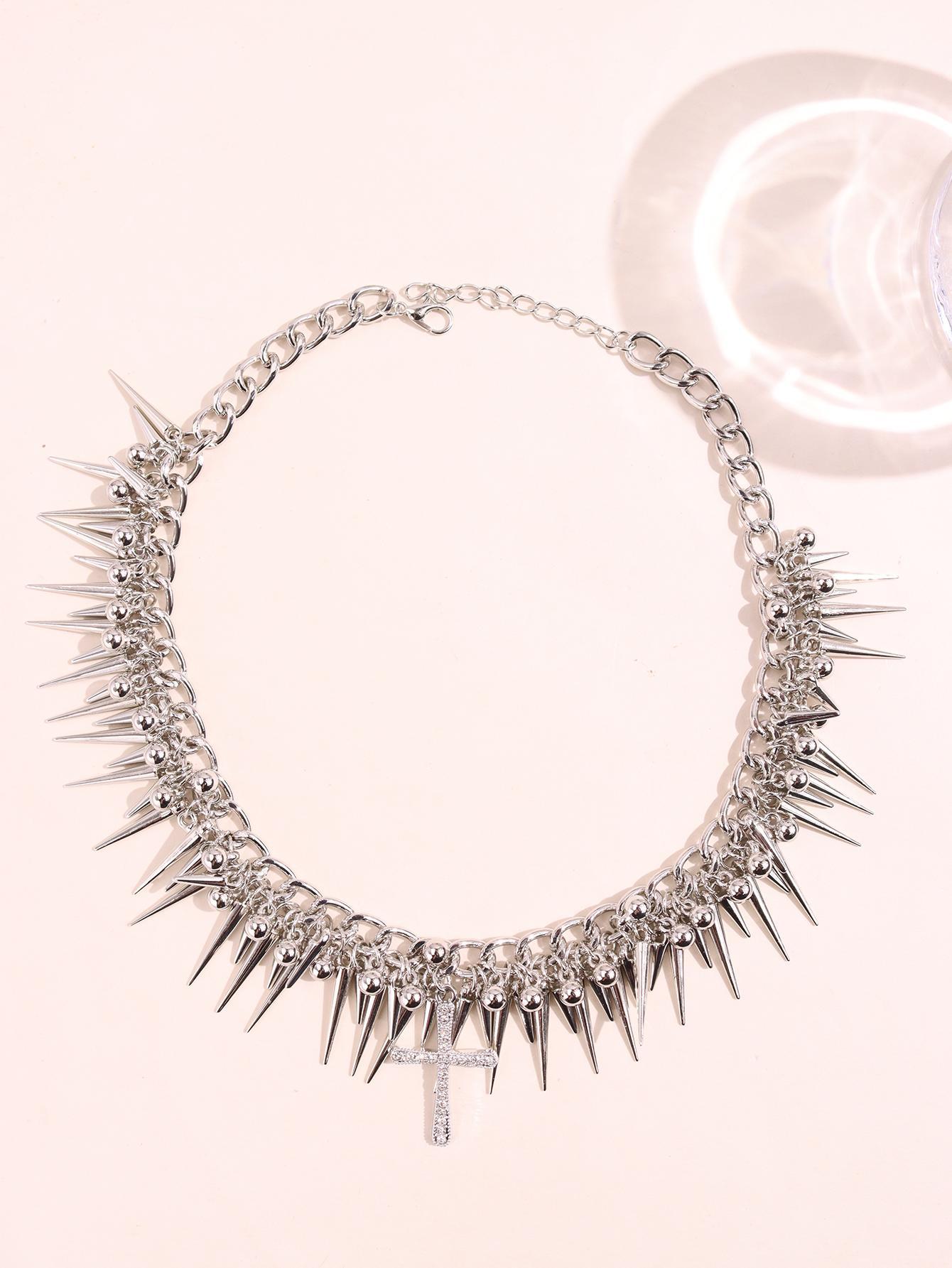 One fashionable, luxurious, bold, edgy dark gothic hip-hop punk necklace—refined Y2K design with intricate spikes and multi-layered chains for women; suitable for everyday wear and holiday parties.