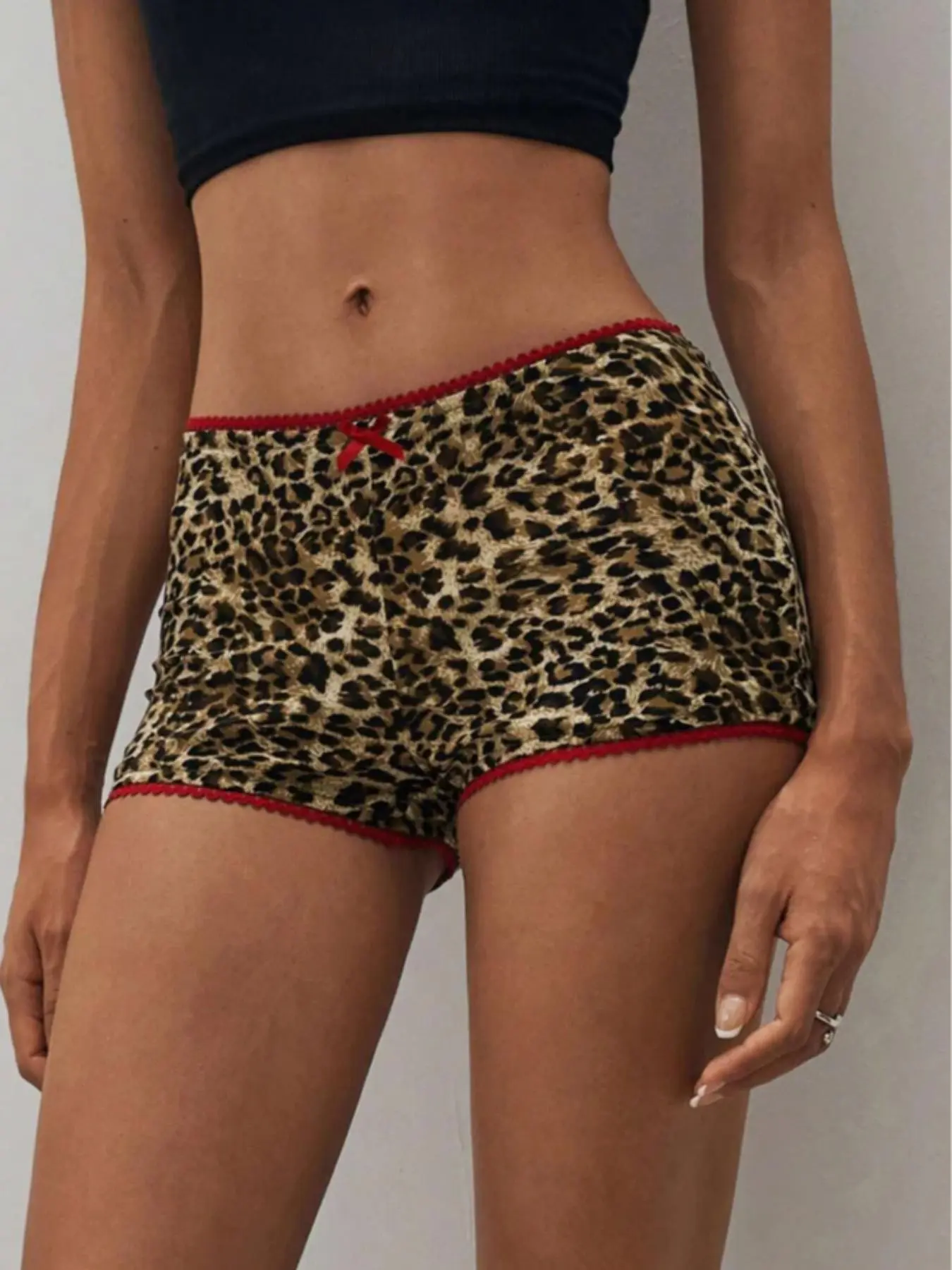 Vintage Leopard Print Ruffle Shorts, High Waist Slimming Womenswear Home Wear, Outerwear Hot Pants, Wave Hem Butterfly Knot, Trendy Party, High Waisted Shorts
