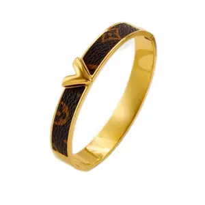 Elegant Heart Shape Titanium Steel 18K Gold Plated Bangle with Unique Design and Gold Finish