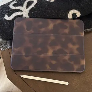 Amber Leopard Print Cute Tablet Case for iPad 11 Pro, Air 7/6, Soft Protective Cover with Pen Slot, Anti-Bend Design for Boys & Girls, Casing Protection
