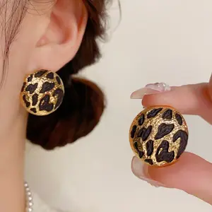 New Retro Golden Leopard Print Stud Earrings for Women, Unique & Minimalist Niche Design, Exquisite, Fashionable and High-End Jewelry