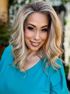 MACA BAKA Marnie Beige Blonde Layered Short Wavy Ombre Highlight Lace Front Wig with Scandinavian Hairline Low Density 12 Inches Natural Wavy Mixed Brown Blonde HD Synthetic Lace Front Wigs for Women Pre Plucked