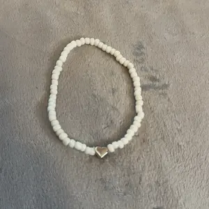 Elegant White Beaded anklet with Heart Charm for Women's Fashion Accessory