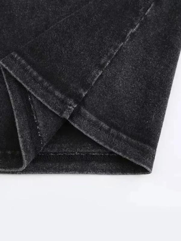 The T-shirt features a hand print, a cross necklace and the words 'Tupac' as a tribute to the legendary rapper