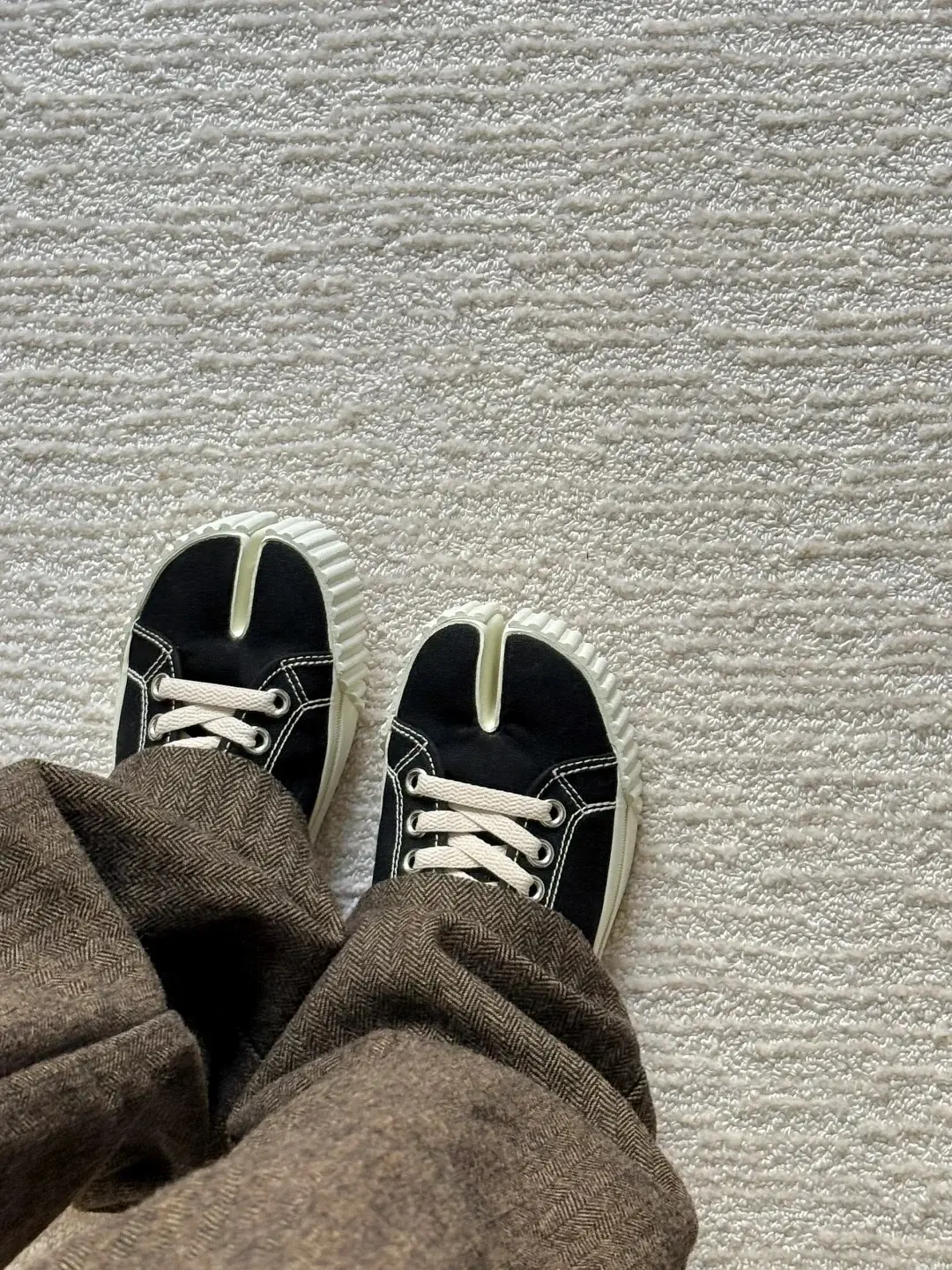 Korean minimalist solid-color canvas shoes with a horseshoe toe cap and wavy edging; black and white basic colorways that match any outfit; retro human-footprint pattern rubber outsole for slip resistance; thick sole with slight height increase that enhan