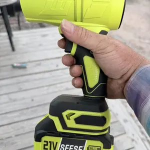 Cliente limpiando hojas con AeroForce SmartClean