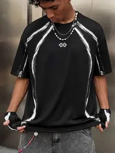 Men's Abstract Spray Paint Stripe Graphic T-Shirt | Techwear Streetwear Short Sleeve Tee | Futuristic Minimalist Casual Top | Loose Fit for Street Style, Music Festivals & Daily Wear