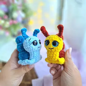 Crochet Mini Snail Plush Keychain – Cute Amigurumi Animal Charm Handmade Gift