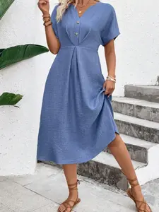 A women's mid-length, V-neck, short-sleeve dress in blue linen texture, with a fitted waist, simple, Minimalist style, suitable for everyday work, weekend brunch gatherings, or light urban vacations offering comfort