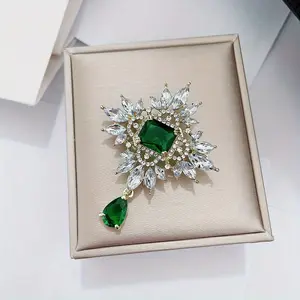 Square Emerald Crystal Gemstone Inlaid Brooch, Elegant Court Retro Style, Suit Clothing Accessories