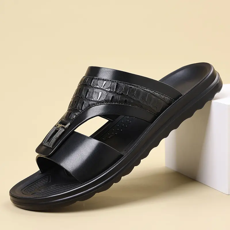 New 2026 men’s summer casual beach slides featuring a thick, non-slip sole and a stylish upper with buckle detailing; lightweight and easy to wear, suitable for everyday outdoor use. Available in black and brown.