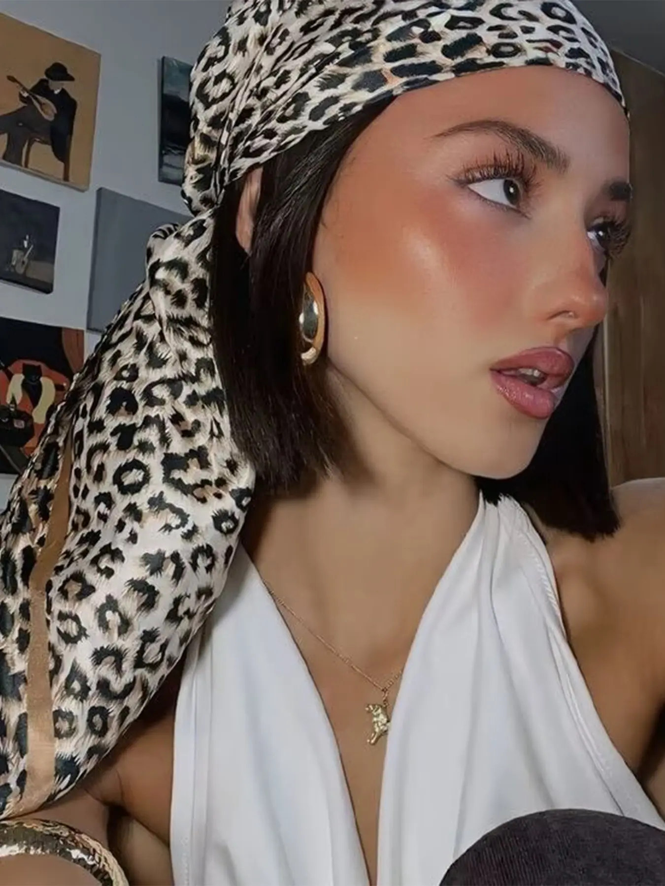 1pc Wild Leopard Print Silk Scarf, Bohemian Style Versatile Shawl, Fashionable and Versatile Bandana, Contrasting Trim Headscarf, Commuting and Travel Accessory Scarf, Hijab, Square Scarf, Boho Style Scarf, Square Head Scarves