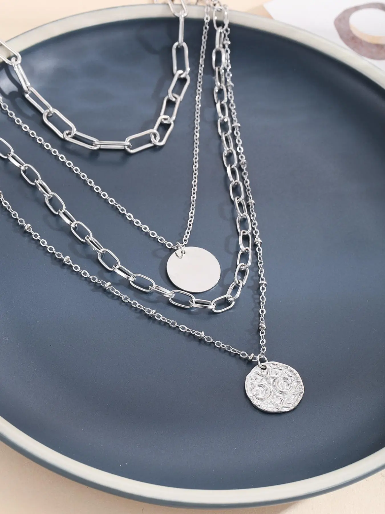 1 Piece Round Charm Chain Layered Necklace, necklace layering clasp, Punk Street Hip Hop Texture Metal Disc Pendant Alloy Necklace, Unisex, Punk Style Necklace, Trendy Charms Necklace, Chain Jewelry