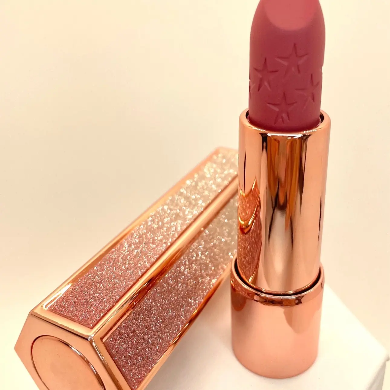 Vintage Lipstick - Classic Design - Suitable for All Skin Tones - Elegant Lip Color - High-Quality Finish - Vintage Style - Gloss, Lipgloss