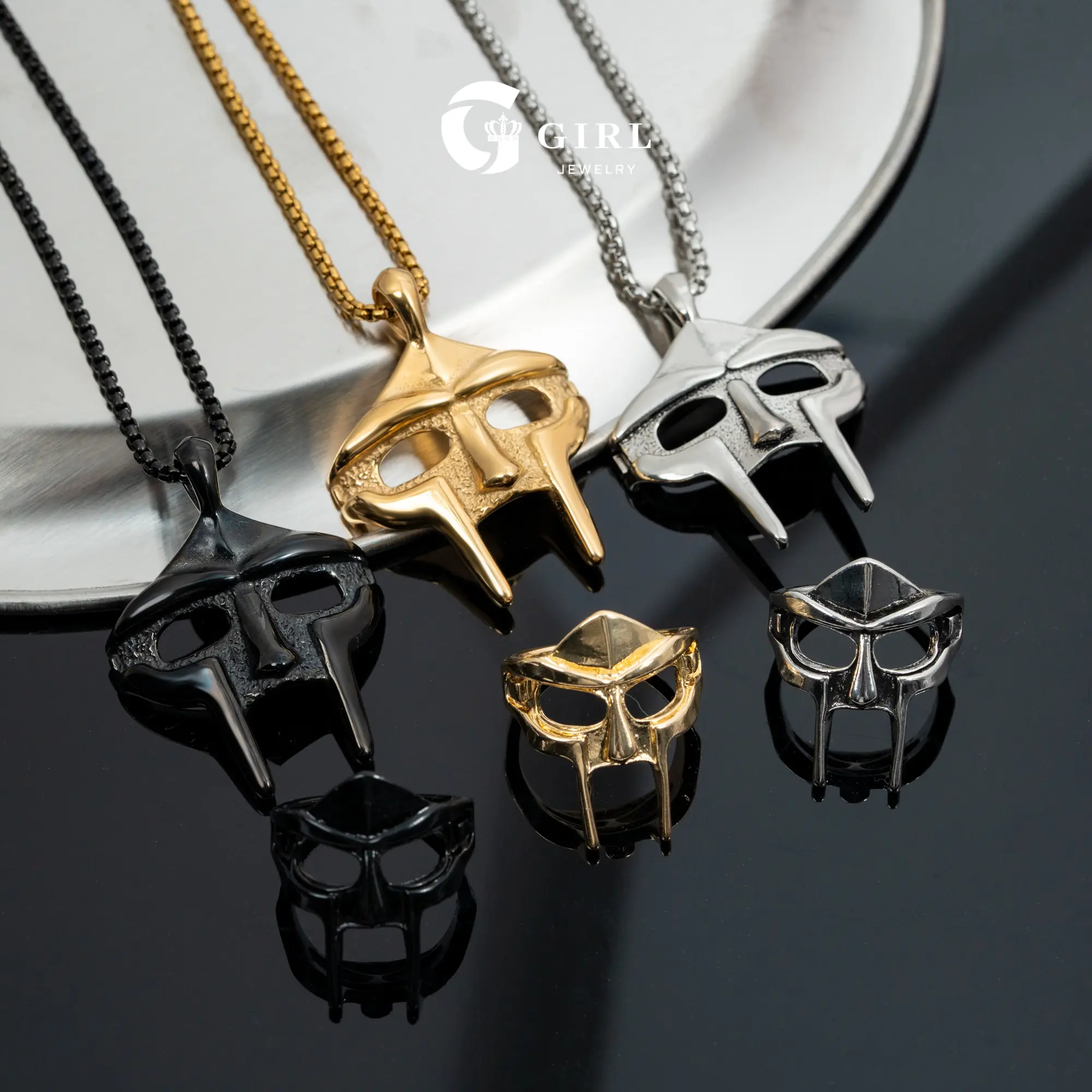 GGIRL Super-Cool Spartan Gladiator Mask Necklace With An Adjustable Mask Ring—A Cutting-Edge Piece Of Jewelry Inspired By Hip-Hop And Rap Culture. Suitable For Both Men And Women, This Versatile And Stylish Accessory Makes A Dazzling Holiday Gift.