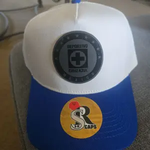 Gorra  cruz azul color blanco visera azul  ajustable