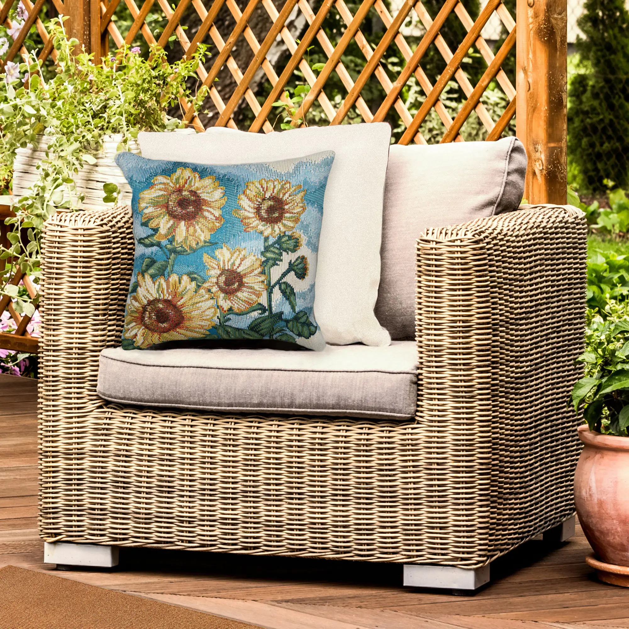 Lush Decor MARINA Indoor/Outdoor Power Loomed Easy Care Pillow - Traditional Graphic Botanical Floral Colorful  (Sunny Day)