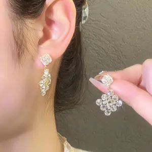 Versatile Heavy-Duty Sparkling Zircon Inlaid Snowflake Zircon Earrings Unique Design High-End Elegant Evening Geometric Earrings