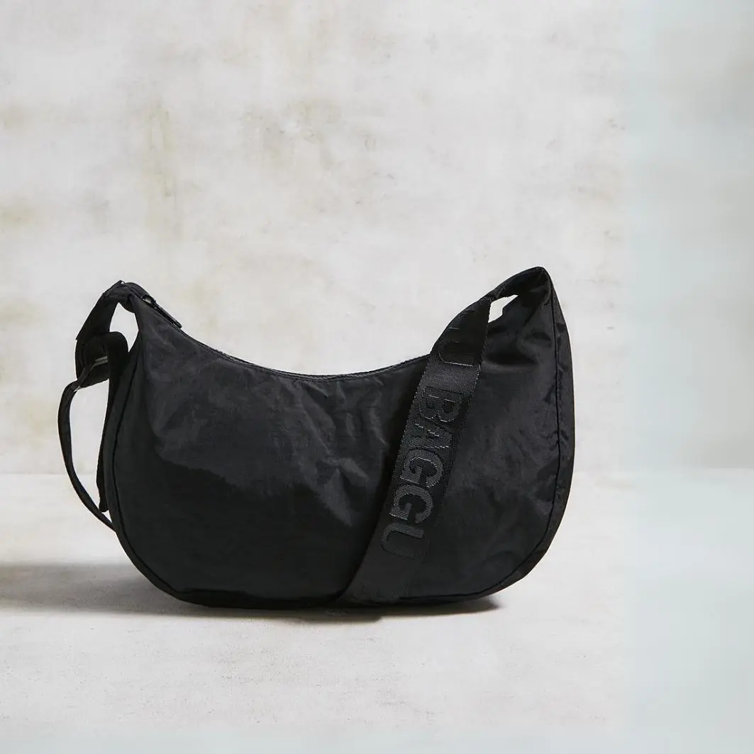 BAGGU Medium Adjustable Nylon Crescent Bag - Black - fall collection BAGGU Medium Adjustable Nylon Crescent Bag - Black - fall collection
