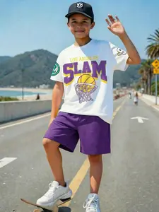 Boys' Basketball-Print White T-Shirt and Purple Shorts Set: A loose-fitting, breathable athletic outfit featuring a white-and-purple color-block design, perfect for a casual, American-style sports look for school, basketball, or skateboarding