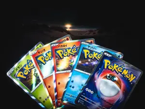 CN GEM PACK – 8 SIMPLIFIED CHINESE EXCLUSIVE FOIL POKÉMON CARDS