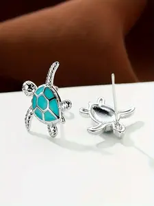 A pair of exquisite and adorable green turtle stud earrings. Women's silver animal-shaped earrings. Mother's birthday and festival jewelry gift. Dainty Fashion Jewelry