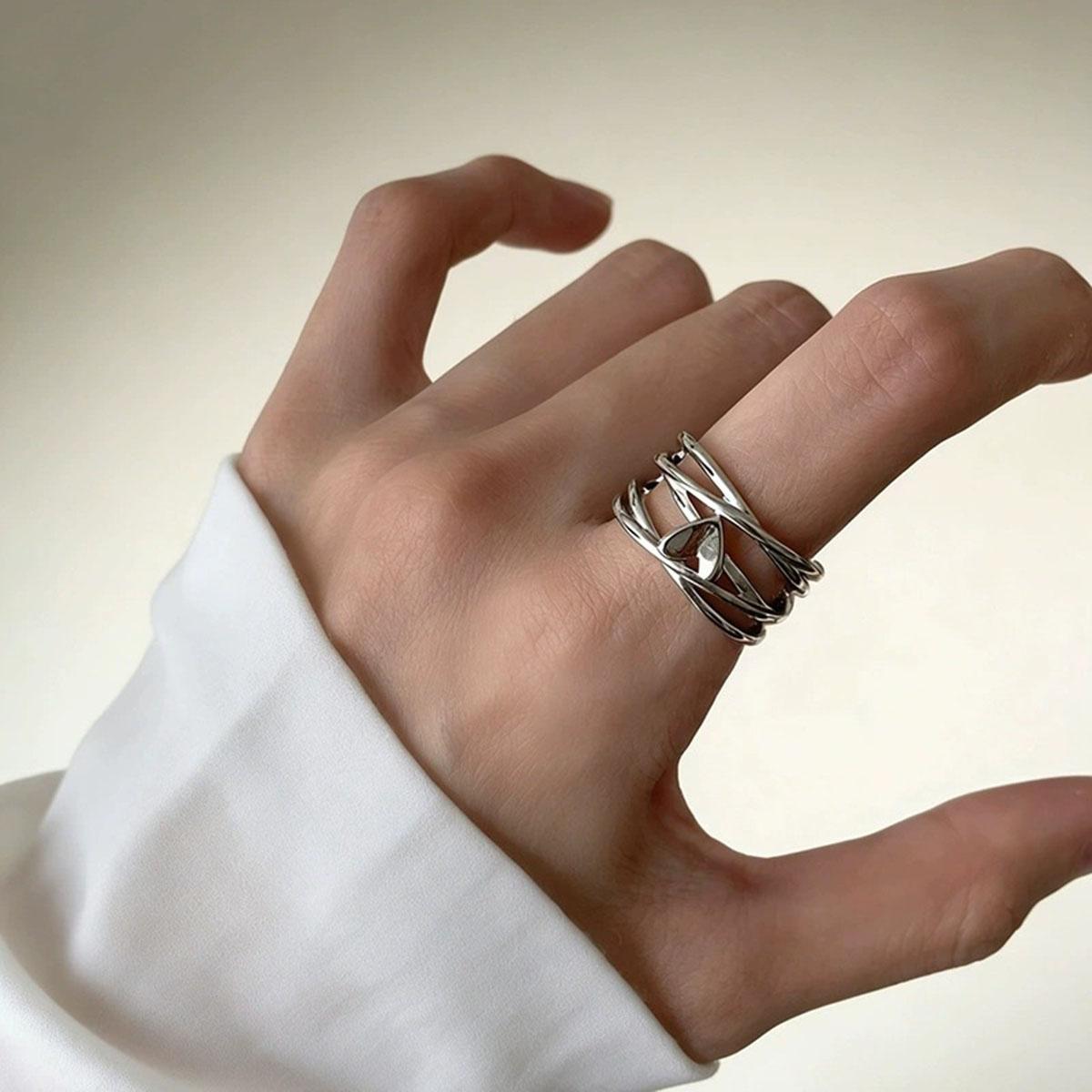 Wrapped heart design, simple hollow lines, suitable for both men and women, sizes 7-9