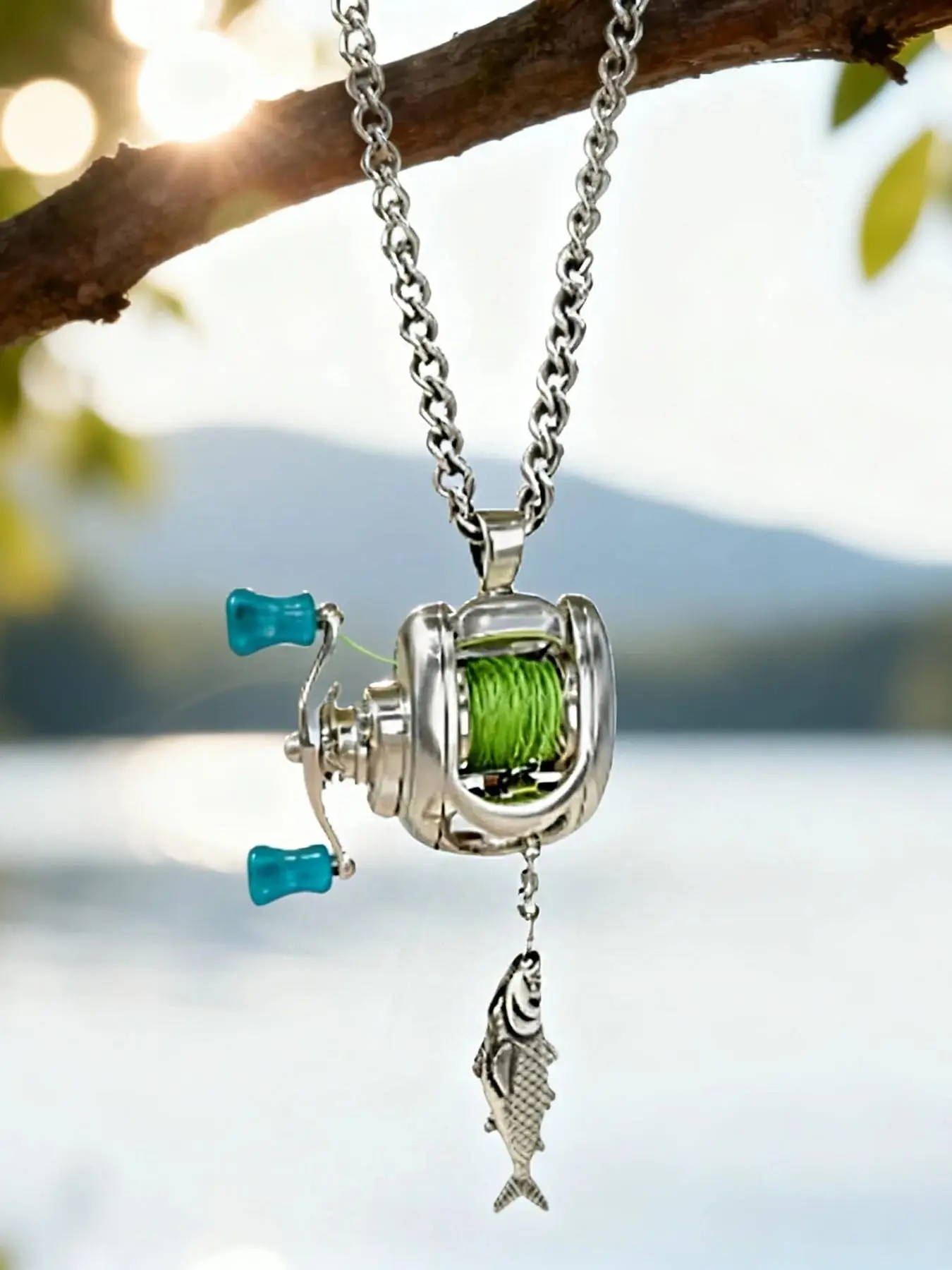 Mini Fishing Reel Necklace, Rotating Handle and Movable Line Ring, Portable Spinning Reel Keychain, Fun Gift for Fishing Enthusiasts, Stainless Steel Necklace