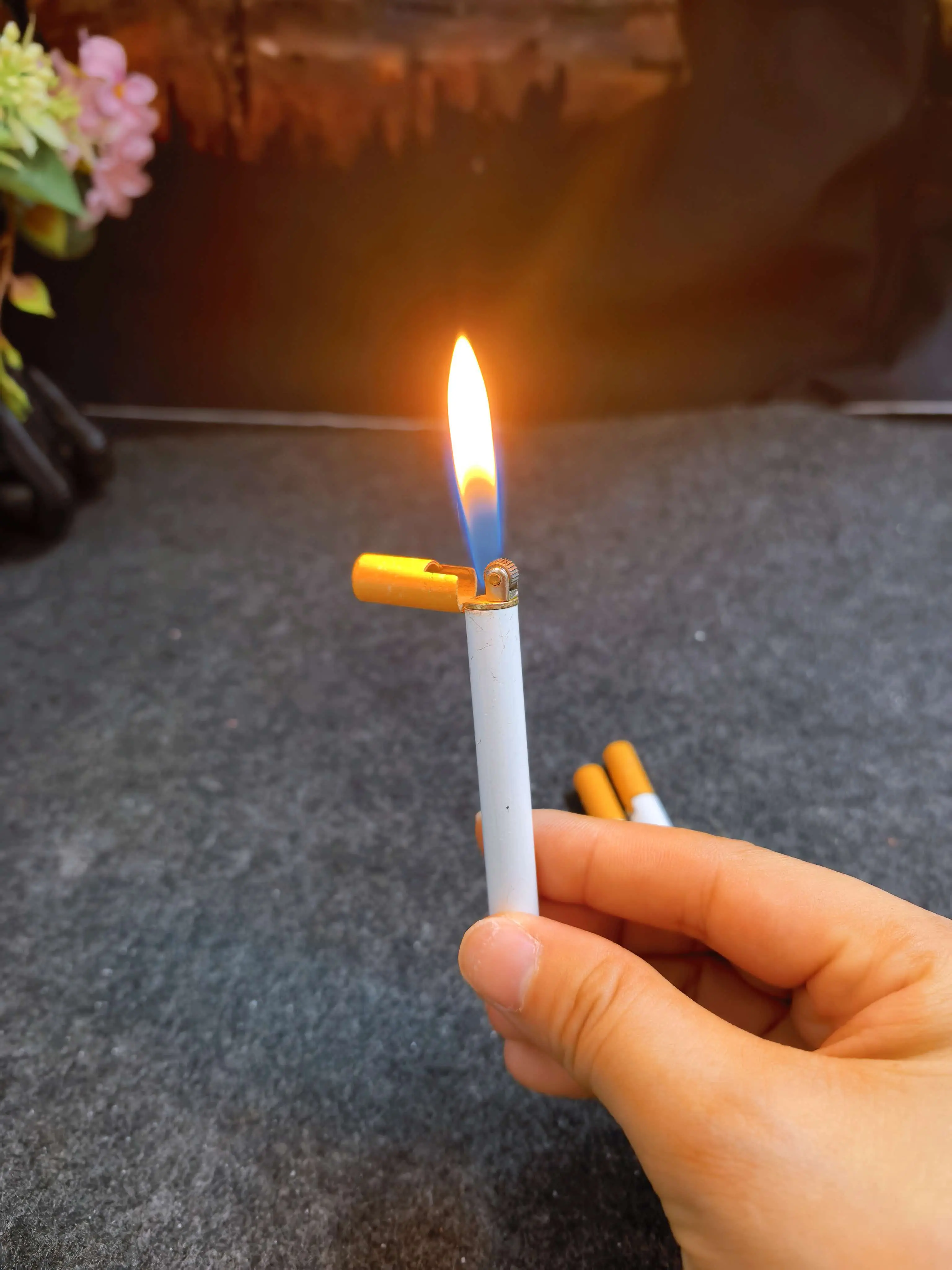 (Free of butane) exquisite-shaped lighter, convenient to carry and doesn't take up much space. It can be refilled with butane, making it an ideal gift.