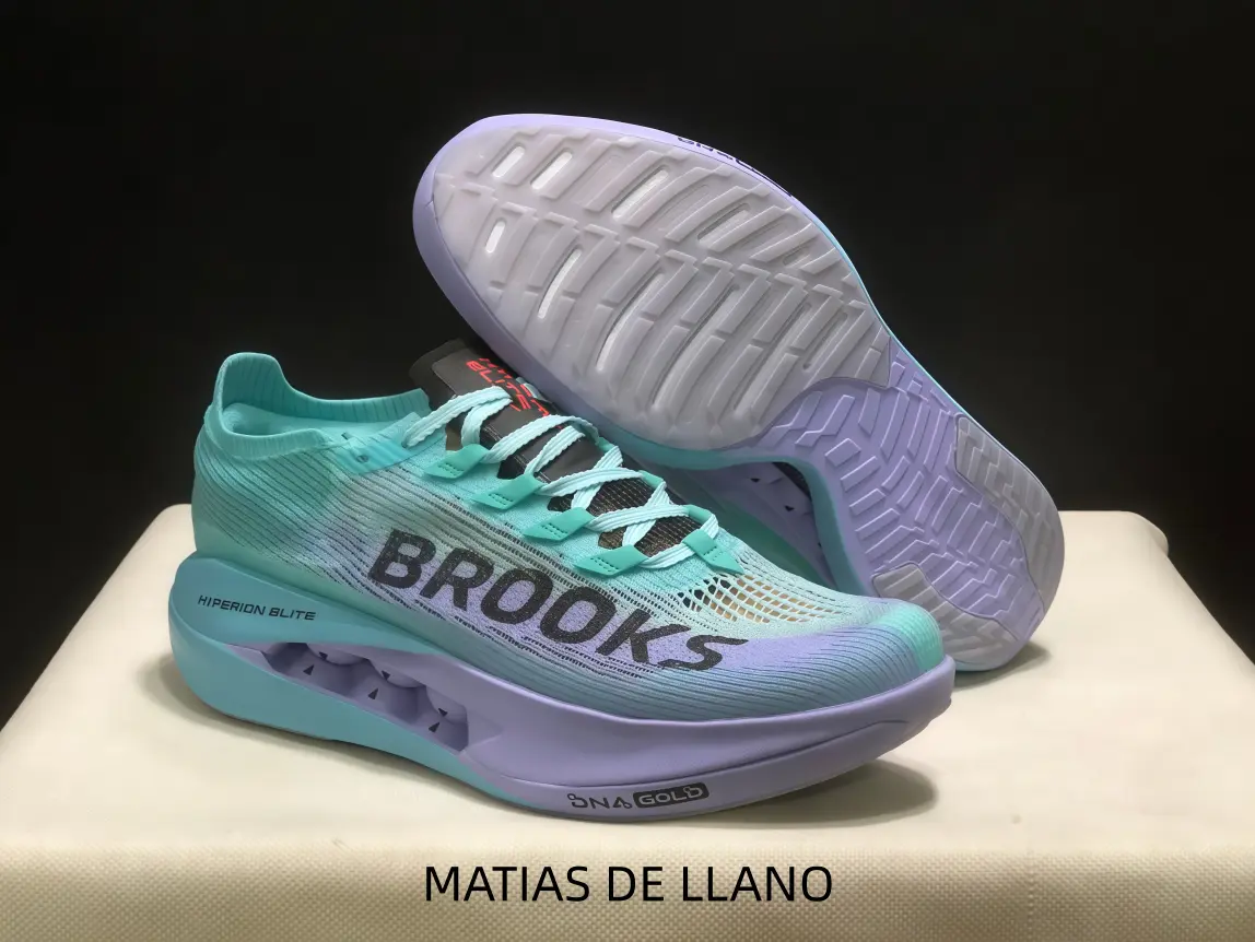 These performance-driven running shoes feature a striking ombre finish and structural midsole that enhance stride efficiency, pairing naturally with casual shorts for morning intervals, evening cooldowns, or spontaneous hill repeats.
