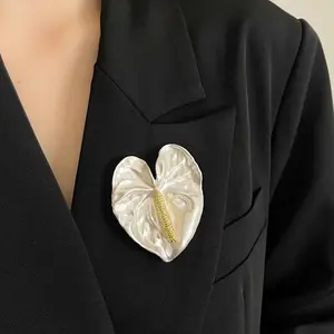 Vintage White Enamel Leaves Metal Broochs for Women Exquisite Fashion Suit Corsage Pins Accessories Party Jewelry Gifts