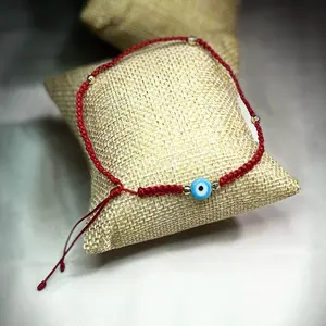 Ankle brazalete de hilo rojo tejido, balines en rodio y ojo turco plano