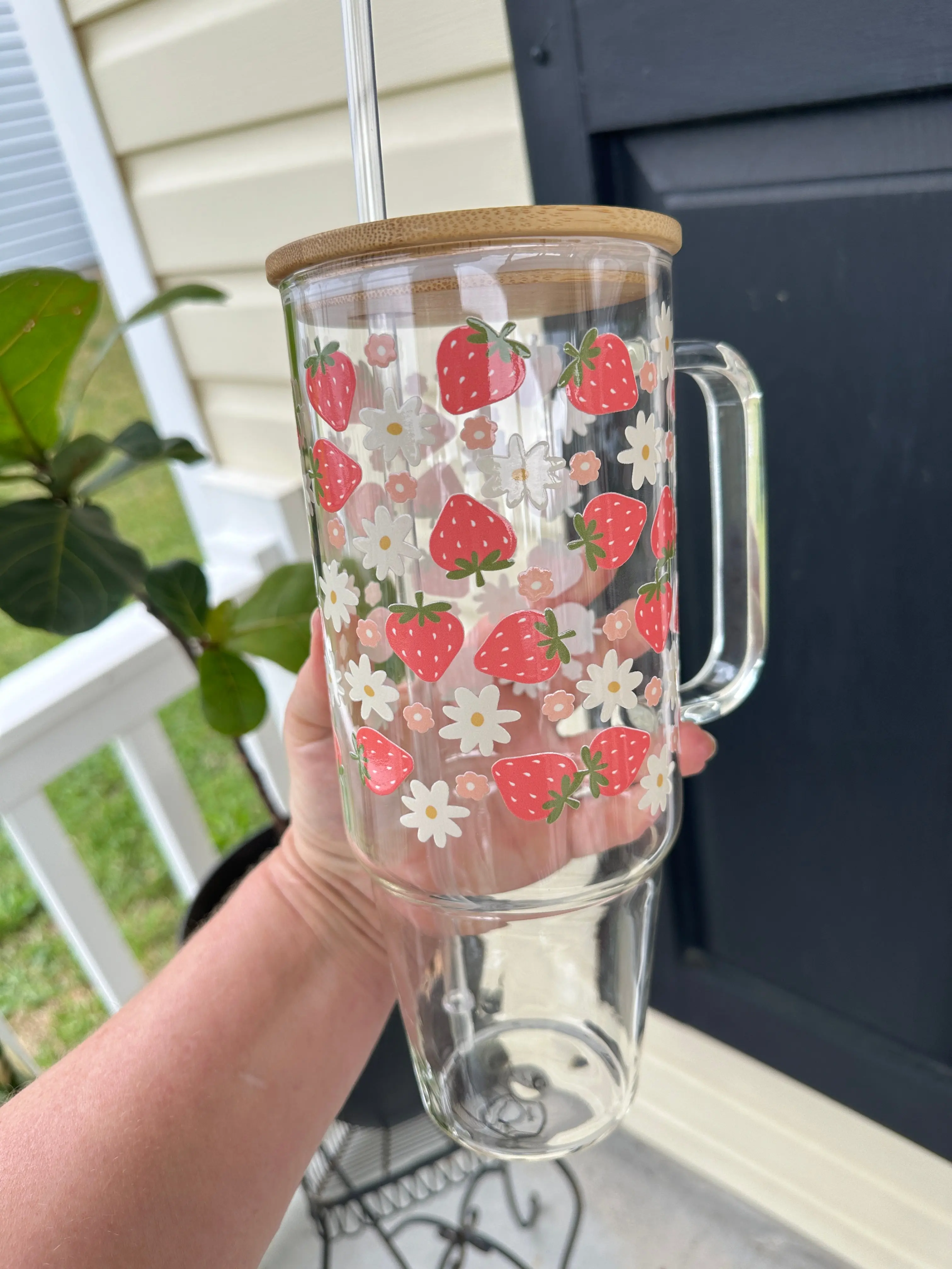 40oz Glass Tumbler with Bamboo Lid and straw, Strawberry tumbler with handle, 40oz Custom Glass Tumbler , Strawberries and Daisies, Strawberry gifts