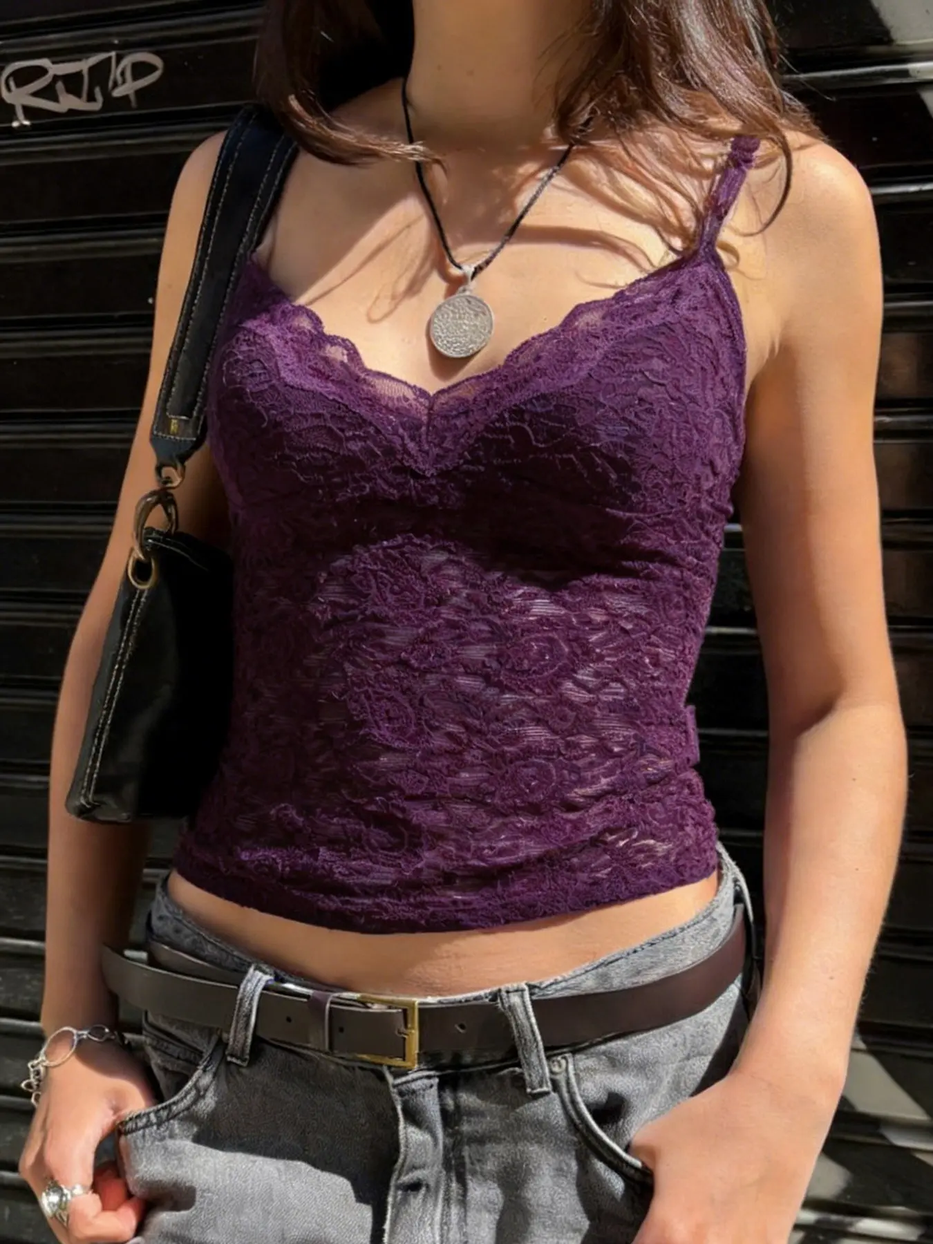 Retro Lace Cami Top Spaghetti Strap for Women, Slim-Fitting Sexy V Neck Design, Elegant Fitted Sleeveless Knit Floral Pattern Shirt, Womenswear