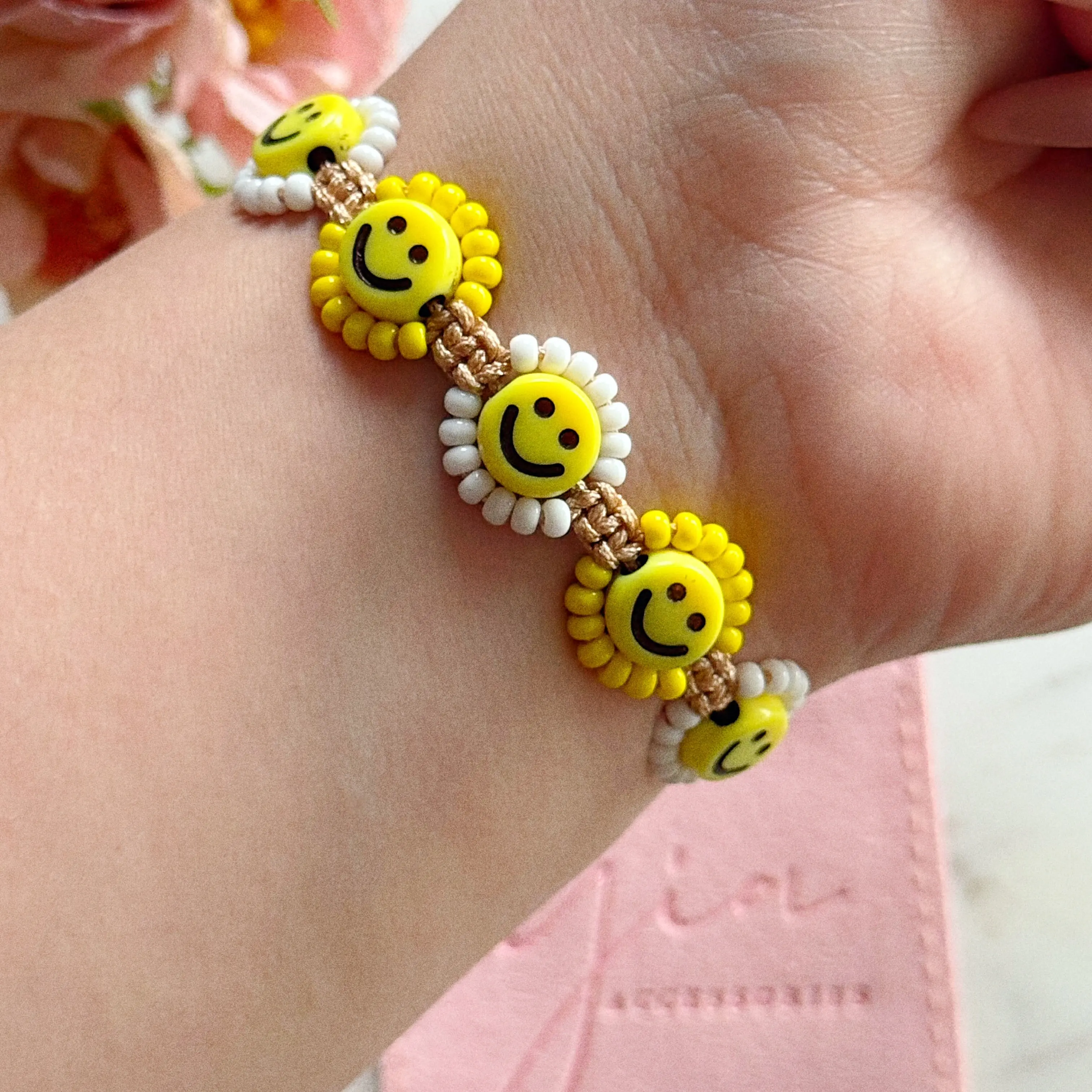 White Bead Charm Bracelet for Women with Gold Plated Smiley Sunflower, Cute Adjustable Pull On Jewelry for Daily Wear, Luxury Charm Bracelets & Bangles, Round Beaded Bracelets & Bangles