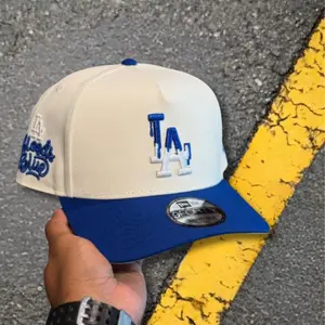 New Era 9FORTY Los Angeles Dodgers Adjustable Cap – Cream & Royal Blue Curved Brim Hat with Embroidered LA Logo, MLB Streetwear Baseball Cap for Men & Women, Limited Edition 2026 Urban Streetwear Gorra premium, moda urbana para hombres y mujeres