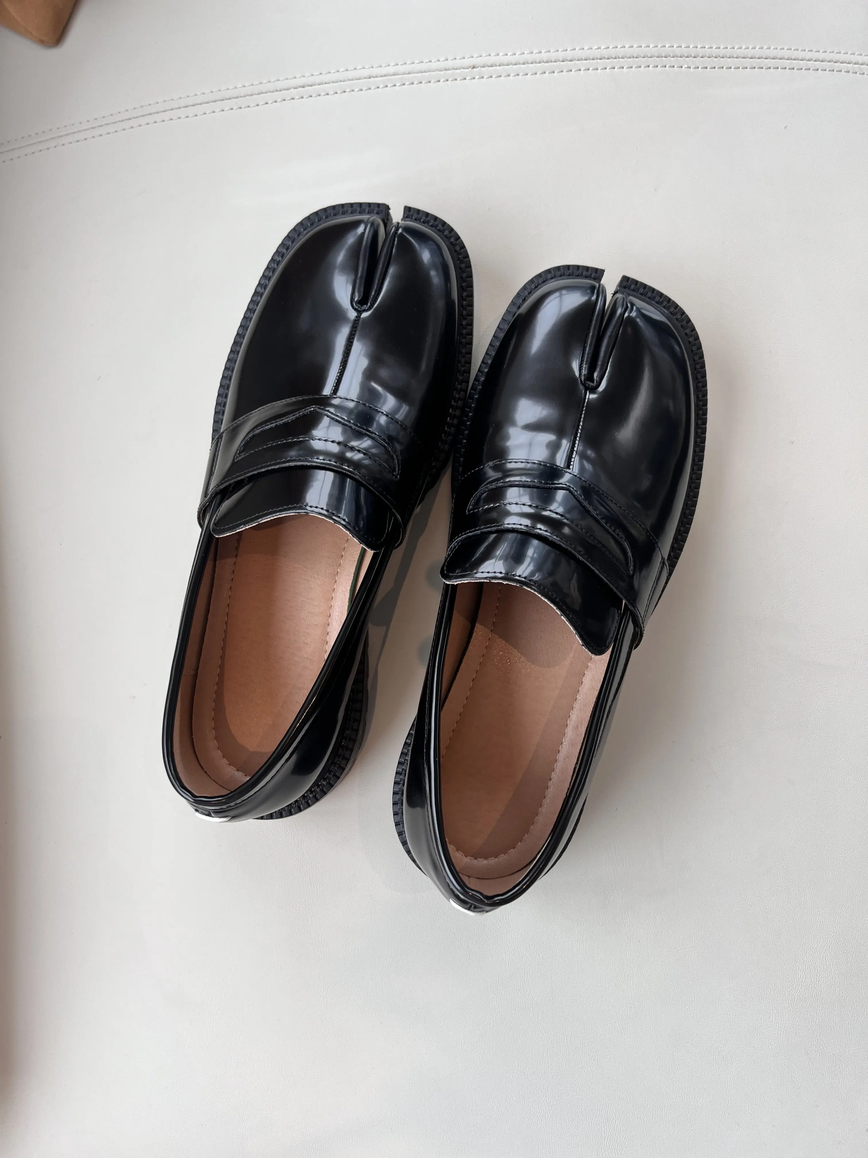 Men’s Glossy Leather Loafers - Thick Sole, Chunky Heel, Square Toe, Durable Non-Slip Design - Formal Business Office Dress Shoes for Casual Commuting Outings, Closed