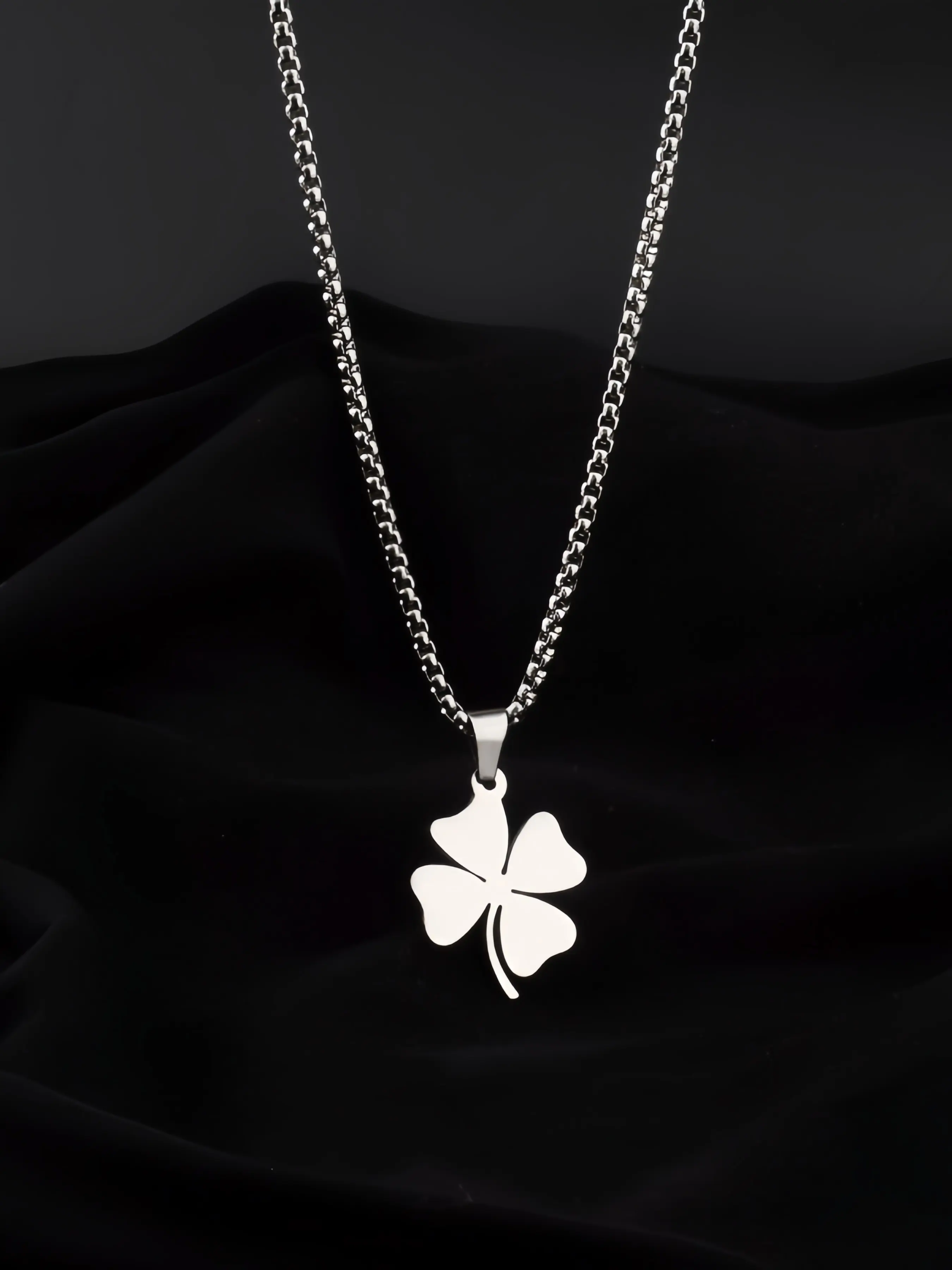 Charming Clover Necklace, Simple Fashionable Design, Perfect for Daily Wear, Ideal for Vacations and Dates, Elegant Gift Option, Fashion Minimalist Necklace