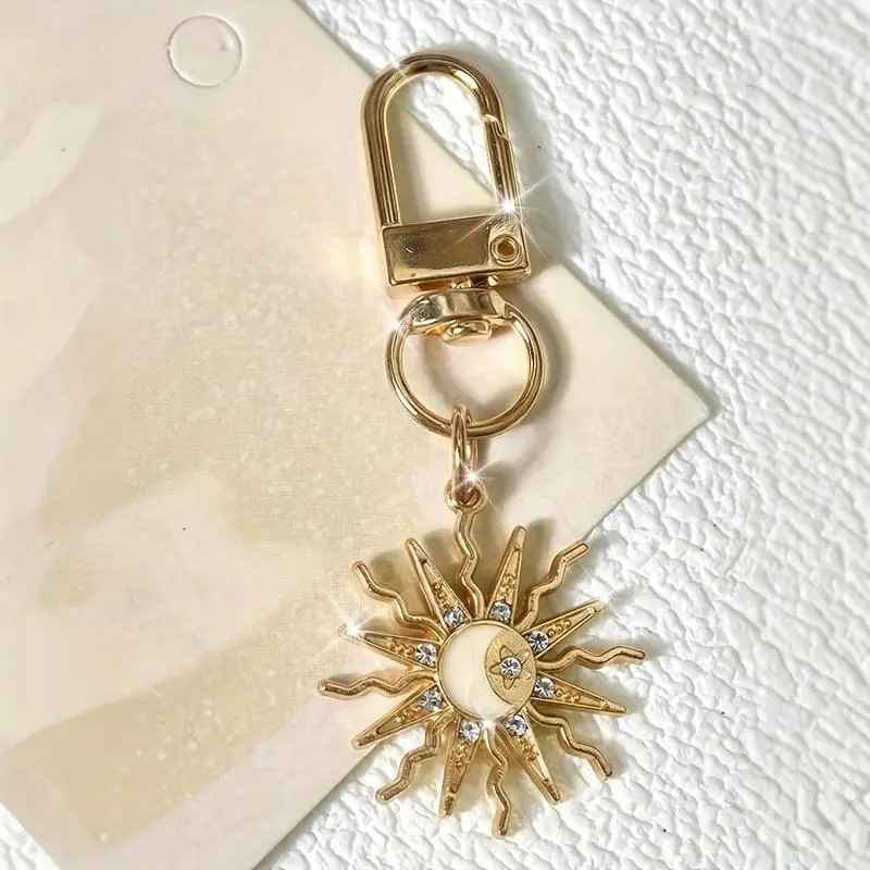 Elegant Gold Circular Sun-Shaped Pendant Keychain - Fashion Costume Jewelry Accessory for School Bags, Car Keys - DIY Gifts for Friends