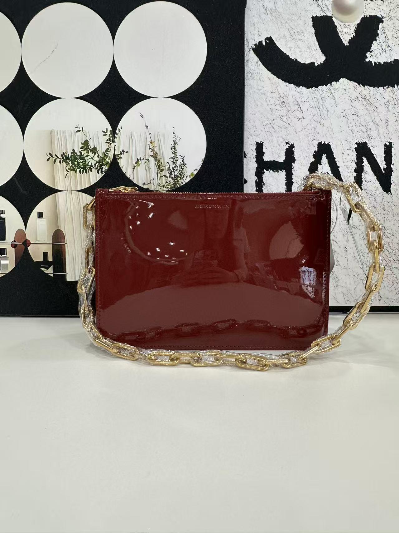 Pre-owned BURBERRY Patent Leather Envelope Chain Bag