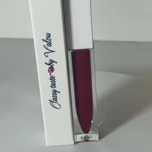 Classy liquid lipstick by Valou.