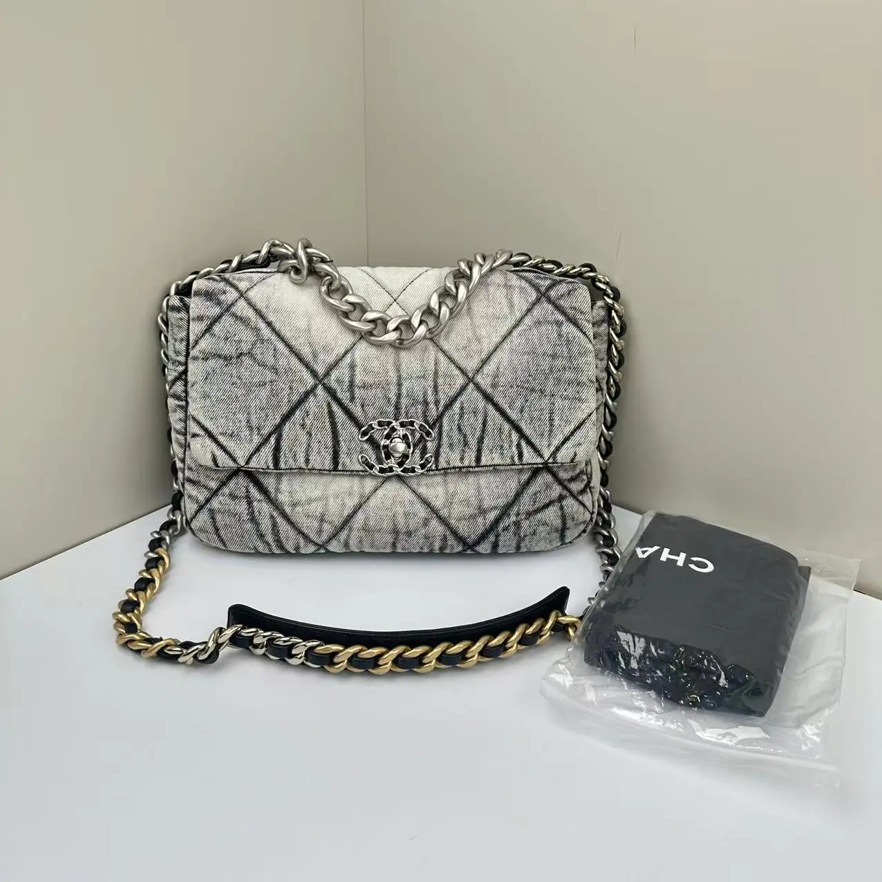 Pre-owned CHANEL Denim Crossbody Bags 19 Medium Chain Flap Black/White CPU0331