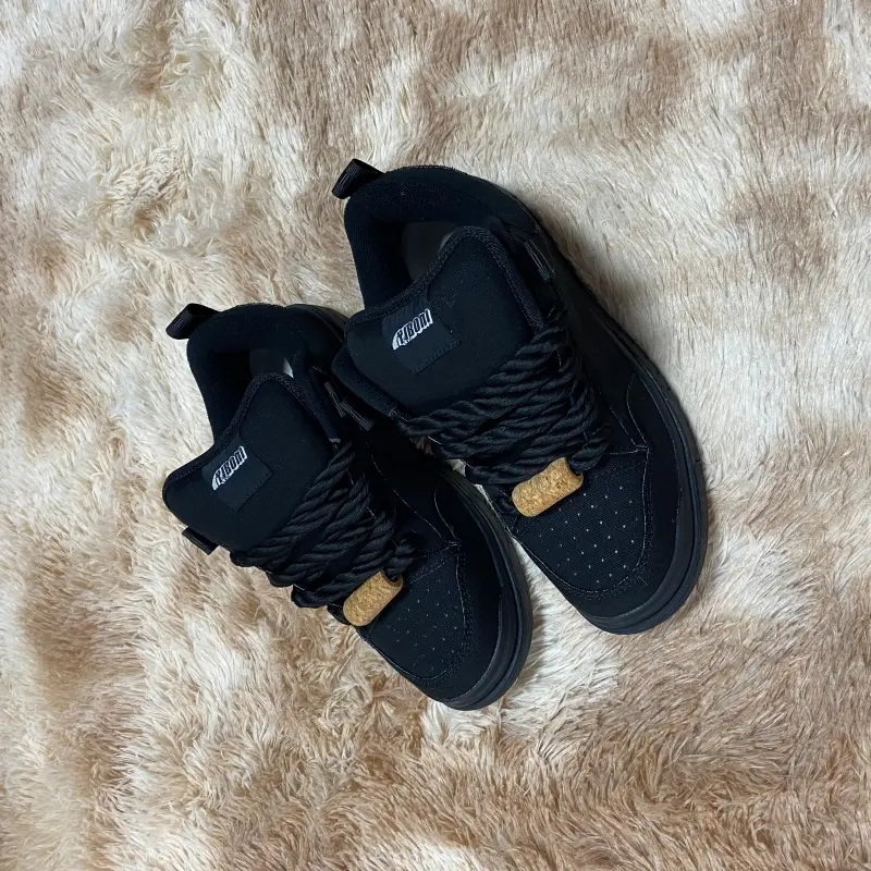 Black Warrior casual shoes — men’s solid black thick-soled bread sneakers with a thick tongue; athletic skate shoes; versatile streetwear; trendy retro outdoor skate shoes for students; suitable for all seasons.