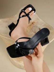 2026 new high-heeled sandals with burgundy black toe clip, square toe, French style triangle with eye-catching personality, retro fashion toe clip, comfortable French elegance and fashionable mother's day gift selection suitable for pursuing unique design