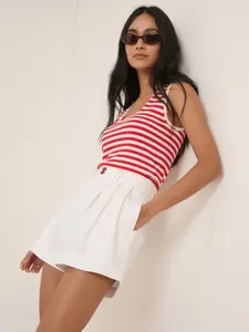 Women's Solid Color Pleated High-Waisted Shorts, Slant Pocket Design, Phone Key Holder, Casual Fashion Bottoms for Daily Wear