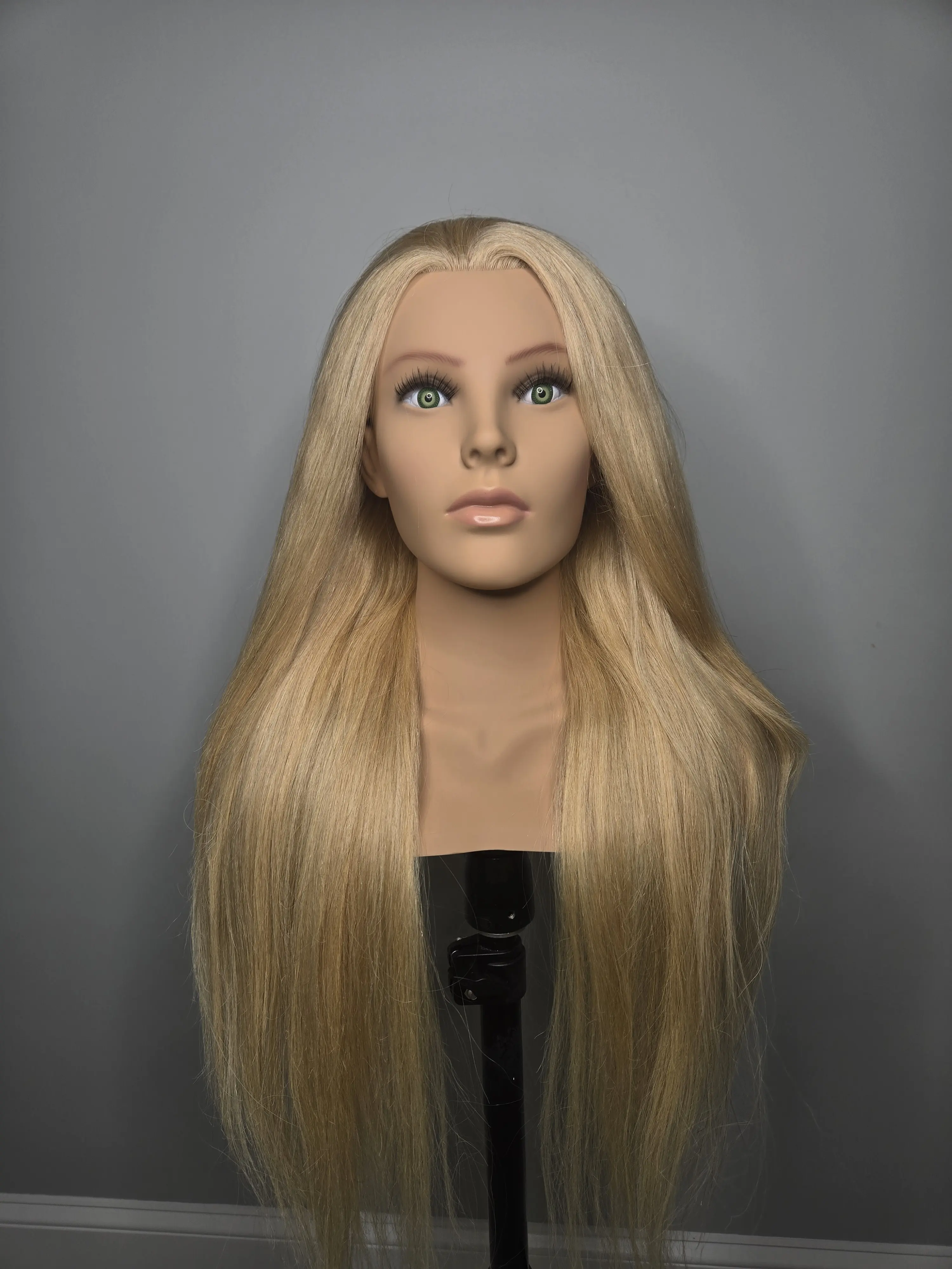 Maniqui Rubia 29" de Largo - Blonde Mannequin Head 29 Inches Long for Specific Use