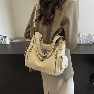Popular women's autumn and winter bags High-end feelings Large capacity locomotives Spice Girls messenger bags exquisite portable shoulder bags