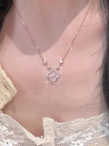 1 Piece Gentle Delicate Rose Gold Pink Mother-of-Pearl Zircon Lucky Four-Leaf Clover Charm Necklace - Exclusive for Women in Daily Streetwear, BFF Exchanges & Birthday Gifts, A Niche Gentle Eye-Catching Accessory