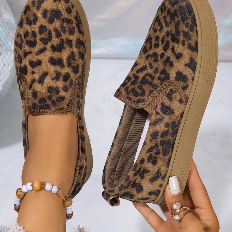 New Large Size 36-42 Women's Leopard Print Slip-On Shoes, Comfortable Round Toe Flat Casual Sneakers for All Seasons